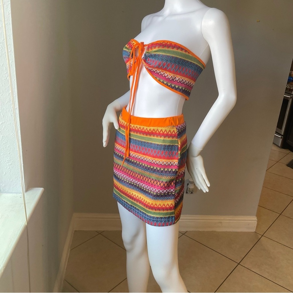 SHEIN ICON Geo Print Contrast Tie Backless Crop Halter Top & Skirt
Size Large